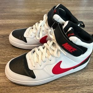 Amazing condition youth Authentic Nike basketball shoe size Y7